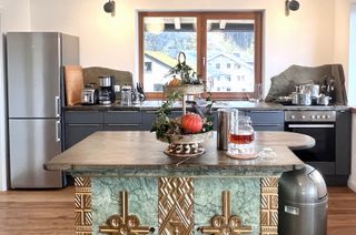 Ein handbemalter alter Altar wurde als Küchenblock umgestaltet