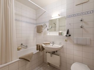 Bad mit Badewanne und WC