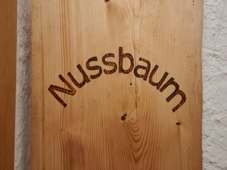 Holzschild Nussbaum