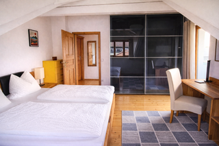 Schlafzimmer mit Schreibtisch