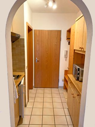 Küche mit Blick Richtung Wohnungstüre