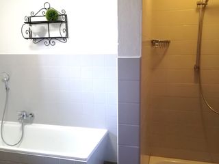 Badezimmer mit Dusche und Badewanne
