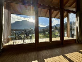 Ausblick von innen zum Balkon
