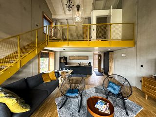 Galerie mit offenen Schlafen und weiterem Zimmer