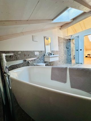 Badezimmer mit freistehender Badewanne