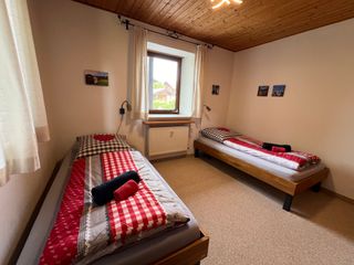 Schlafzimmer mit zwei Einzelbetten (Breite jeweils 100 cm)