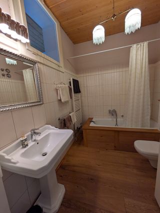 großes Badezimmer mit Badewanne