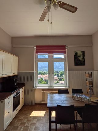 Küche mit Esstisch