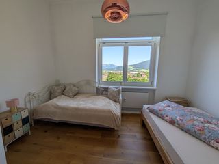 Schlafzimmer mit Metalltagesbett  und Einzelbett