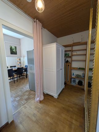 kleiner Vorraum mit Kleiderschrank für das Doppelbett Schlafzimmer