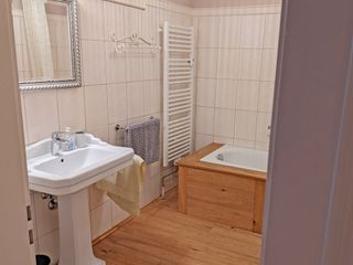 Bad mit Badewanne