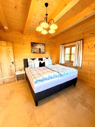 Schlafzimmer 1