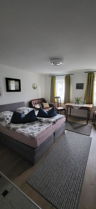 Bett und Sitzgelegenheit