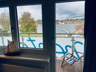 Direkter Seeblick aus dem Wohnzimmer
