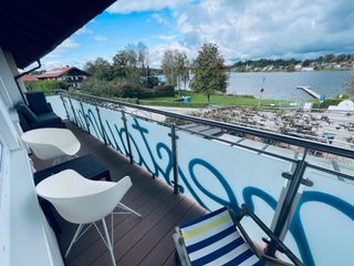 Großer Balkon mit vielen Sitzmöglichkeiten