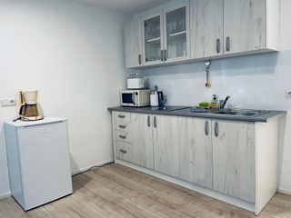 Küchenzeile mit Kaffeemaschine, Toaster und Mikrowelle