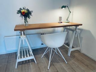 Arbeitsplatz mit eigenem WLAN-& LAN-Router mit Starlink-Internet