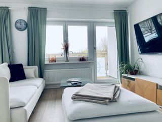 Wohnzimmer mit 50-Zoll-Fernseher
