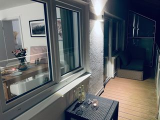 Ruhiger Balkon bei Nacht