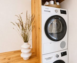 Eine Waschmaschine und ein Trockner ergänzen das 2. Bad