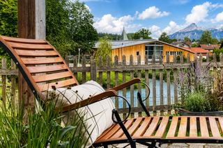 Genießen Sie auf der Terrasse das Plätschern des Baches und den Blick auf die umliegenden Gipfel