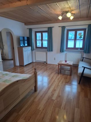 Schlafzimmer 2 mit Wohnbereich und TV