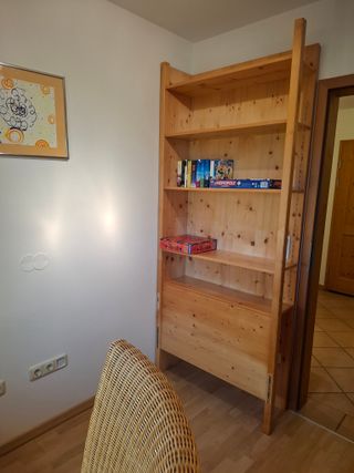 Büro mit Bücherregal