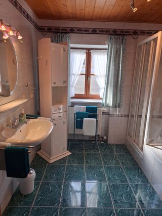 Badezimmer mit Waschbecken