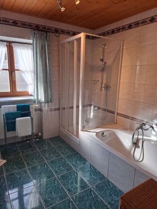 Badezimmer mit Dusche und Badewanne