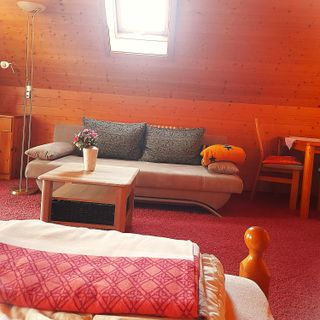 Schlafzimmer mit Couch und Sitzecke