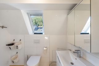 INSIDE, BATHROOM