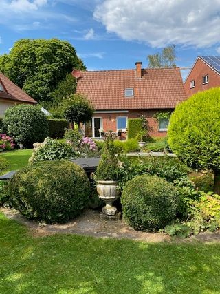 Grüner, gepflegter Garten mit Teich