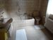 Großes Badezimmer mit Badewannde