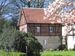 Seitenansicht der Alten Mühle im Frühjahr