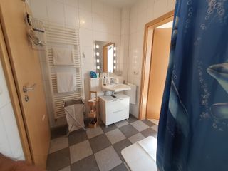 Das moderne Badezimmer mit Dusche