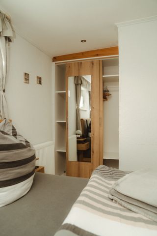 Kleiderschrank im Schlafzimmer
