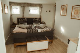 großes, gemütliches Boxspringbett im Schlafzimmer