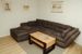 großes, gemütliches Sofa im Wohnzimmer