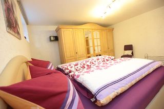 Gemütliche Stunden verspricht das schöne Schlafzimmer