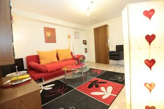Das Wohn-Esszimmer mit Sitzgelegenheiten