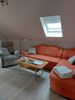 Wohnzimmer mit großem Sofa