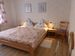 Das Schlafzimmer zur Seite des Hauses. Der Fußboden ist mit Laminat ausgelegt . Die Betten kostenfrei bezogen.