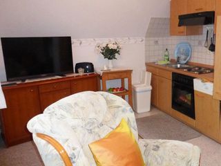Wohnraum mit  großen Flachbild TV und Küchenzeile.und kostenloses Wlan
