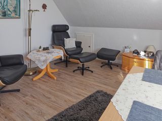 Wohnraum mit verstellbaren Fernsehsesseln