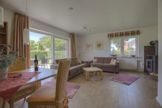 Wohnzimmer mit Essplatz und Kamin