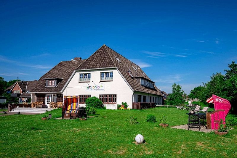 Hotel mit Rezeption und Frühstücksraum