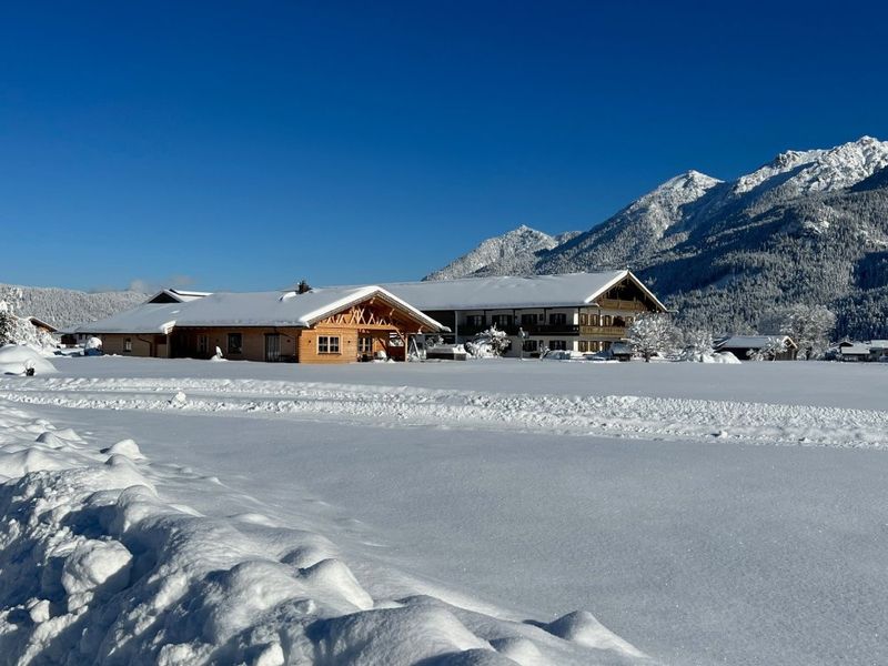 Winterlandschaft mit Loipe am Hof Winterlandschaft mit Loipe am Hof