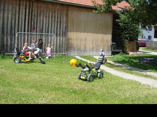 beiunshabenihrekindervielplatzzumspielen