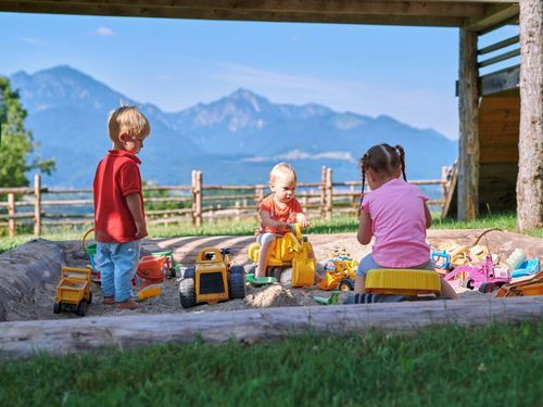 Spielplatz mit Bergblick