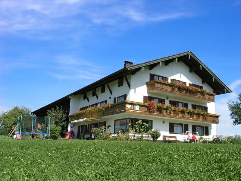 Das Hauptgebäude des Urbanhofs - inmitten von Wiesen Das Hauptgebäude des Urbanhofs - inmitten von Wiesen